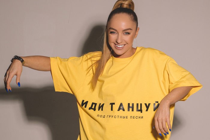 Мари Краймбрери в футболке из коллекции «Нас узнает весь мир» Мари Краймбрери в футболке из коллекции «Нас узнает весь мир»
